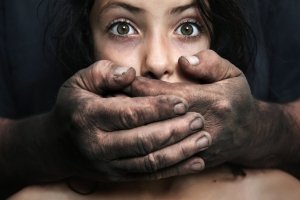 Не раз скаржилася матері: відеокамери зафіксували, як вітчим зґвалтував 12-річну дівчинку