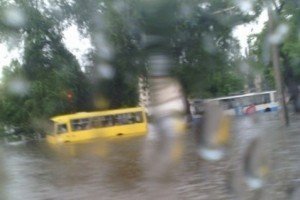 В Одесі після потужної зливи рівень води на вулицях досягає одного метра