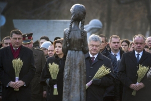 Історична відповідальність за Голодомор лежить на РФ як правонаступниці СРСР – Порошенко