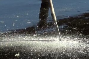 Хитка крига: на Рівненщині рятувальники намагаються врятувати рибалок від небезпеки