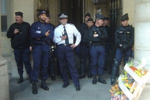 Від "жовтих" до "синіх жилетів": у Франції страйкуватимуть поліцейські