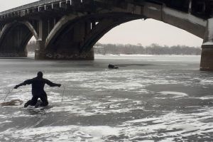 Впав на лід з мосту метро: відео порятунку потерпілого