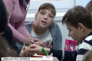 Пізнавати світ із пензлем: художники влаштували майстер-клас для дітей із синдромом Дауна