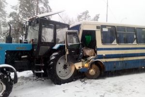 Під Києвом маршрутка зіткнулася з трактором: щонайменше 7 потерпілих