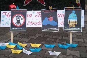 У Болгарії ялинку від РФ прикрасили жовтими та блакитними корабликами: світ долучається до символічного флешмобу