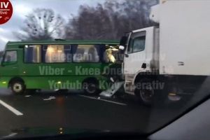 Під Києвом вантажівка влетіла у маршрутку: що відомо