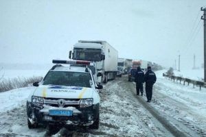 Поліція повідомила, на яких дорогах можна "вскочити" у снігову пастку