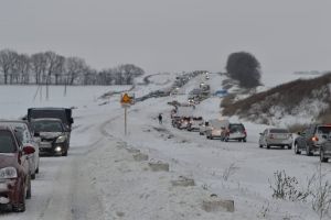 Через 20-кілометрові затори закривають в'їзд на територію Полтавщини