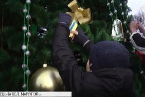 Головну ялинку Маріуполя прикрасили корабликами з іменами полонених моряків та побажаннями
