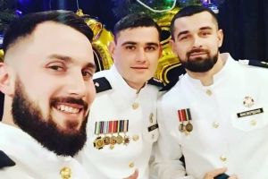 Справжня еліта: у Маріуполі мужні красені морпіхи стали до бальних танців – ФОТО
