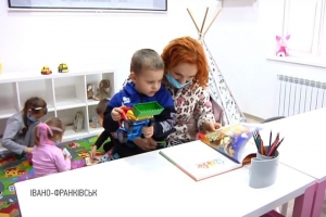 Долати недугу з усмішкою: у лікарні Франківська для дітей відкрили 