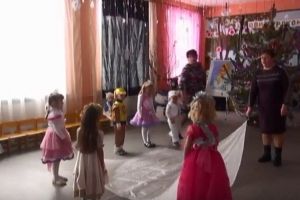 Як у прифронтових Сєвєродонецьку та Новотошківці українські армійці малечу з Новим роком вітали – сюжет