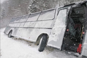 На перевалі в Карпатах туристичний автобус злетів у кювет – ФОТО