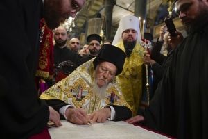 День, що вже увійшов в історію: як відбувалося підписання Томосу про автокефалію ПЦУ – фоторепортаж
