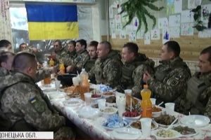 Кутя на передовій: до захисників Мар'їнки у Святвечір приєднався командувач ООС