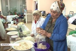 У Черкасах пенсіонери власними силами та винахідливістю допомагають воїнам на передовій – сюжет