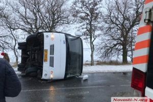 Під Миколаєвом перекинувся автобус, 6 пасажирів травмовані – фото