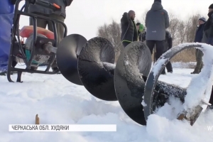 З'явилася загроза масового мору: на Черкащині взялися рятувати рибу від задухи