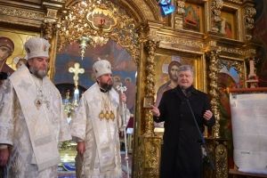 Наша церква є канонічною, нехай тепер РПЦ покаже свій томос – Порошенко