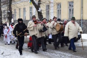 Овечі шкури та маски на обличчях: на Закарпатті стартував наймасовіший фестиваль "Коляда в старому селі" – ФОТО