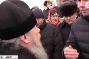 На Волині єпископу Московського Патріархату перекрили вхід до храму – відео