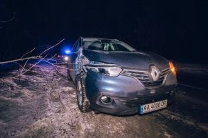 Під Києвом Renault на повному ходу збив військового ЗСУ