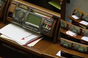 "Її немає, але вона працює": картка Тимошенко голосує без неї – "Чесно"