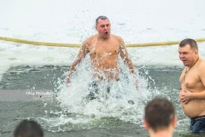 Готуймося до Водохреща: кому не можна пірнати в ополонку та як підготуватися до занурення – поради лікарів та рятувальників