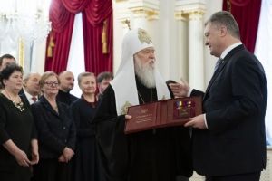 Порошенко вручив Патріарху Філарету звання Герой України та орден Держави