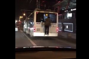 Згадав дитинство: як у Києві літній чоловік прокатився на тролейбусі – відео
