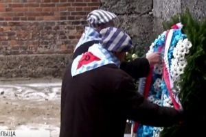 Смугасті хустинки: на території колишнього концтабору Аушвіц вшанували пам'ять жертв нацизму