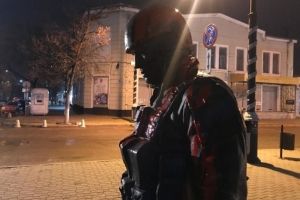 У Криму чоловік облив червоною фарбою пам'ятник "ввічливим людям" – фото