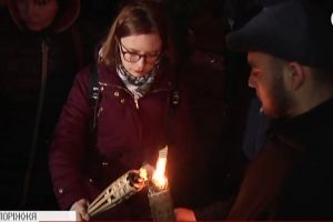 У Запоріжжі в пам'ять про Героїв Крут запалили смолоскипи