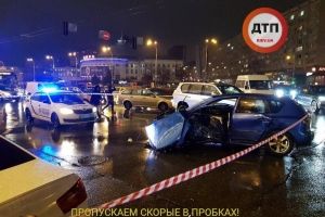 Масштабна автотроща в Києві: Audi на швидкості влетіло у чотири автівки – ФОТО