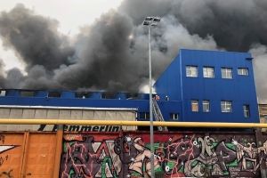 Масштабна пожежа у Києві: горять складські приміщення поблизу метро "Лісова" – відео (оновлено)