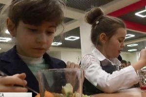 Рибна паличка, фрукти та шніцель: у шкільних їдальнях Одеси тестують пілотний проект "шведського столу"