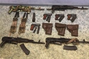 СБУ на Житомирщині затримала чоловіків за незаконний збут зброї, викраденої з військової частини