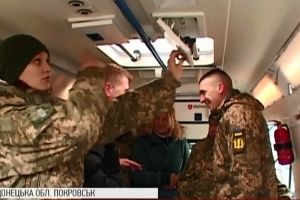 Подружжя волонтерів з Німеччини передало бійцям на фронт сучасний реанімобіль: чим оснащена "швидка"