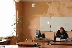Вода зі стелі, калюжі на підлозі: у школі на Харківщині ніяк не розпочнуть ремонт даху
