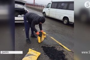 Зроби сам: у Дніпрі автомобілісти власноруч засипають ями на мосту – що каже місцева влада