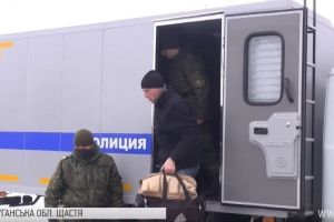 "Бачимо, що їх узагалі не лікували": із ОРДЛО на мирну частину України повернулися 33 ув'язнені – сюжет