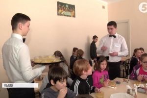 "Почуваєшся, наче в ресторані": як у їдальні львівської гімназії школярів вчать культури спілкування