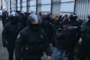Захоплення адмінбудівлі та пошкоджений мікрофон: подробиці сутички між активістами та силовиками у Києві – включення