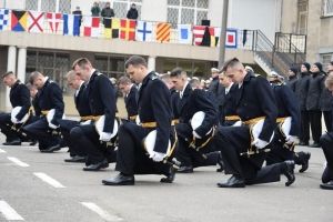 "Ми вас дуже чекаємо": в Одесі двом полоненим морякам присвоїли офіцерські звання – репортаж
