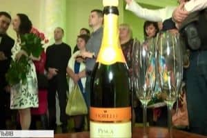Аншлаг у Львівському РАГСі: як пари з розмахом святкують День закоханих