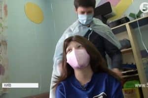 "Буде голова – і волосся виросте": волонтери підтримали онкохворих дітлахів акцією з перуками
