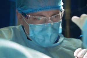 Пластична операція – задарма: у Тернополі лікар-благодійник допомагає повірити у себе