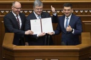 "Не будемо питати дозволу в Путіна, ми йдемо своїм шляхом" – Порошенко у ВР підписав зміни до Конституції про рух до ЄС і НАТО
