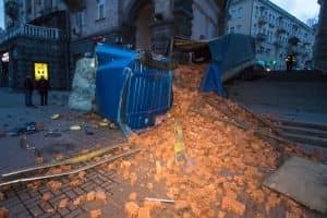На Хрещатик викотилася завантажена цеглою фура без гальм – фото