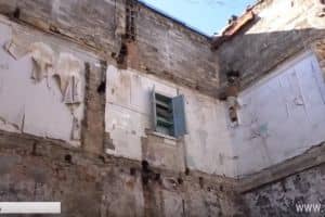 Чому в напівзруйнованому будинку в Одесі без ремонту вже рік живуть 5 родин – сюжет